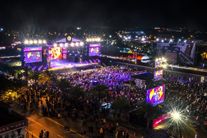 東台灣音樂盛典「花蓮夏戀嘉年華」演唱會將於7/3至7/7在東大門廣場舉辦，為了發掘花蓮在地優秀表演團體，花蓮縣政府舉辦「2024花蓮洄瀾新秀爭霸讚」在地表演團體徵選活動，第一階段初賽結果已經揭曉，共有Fali、濱海山路、Nina&John那就醬樂團、比亞酥樂團EmbiyaxSu、Hight 5計5個優選隊伍，將於6月2日在花蓮文化創意產業園區舉行決賽，透過現場演出角逐成為「洄瀾之星」的榮譽，並站上「2024花蓮夏戀嘉年華」演唱會、「2024-2025花蓮太平洋觀光節」跨年演唱會的舞台，從花蓮邁向國際。