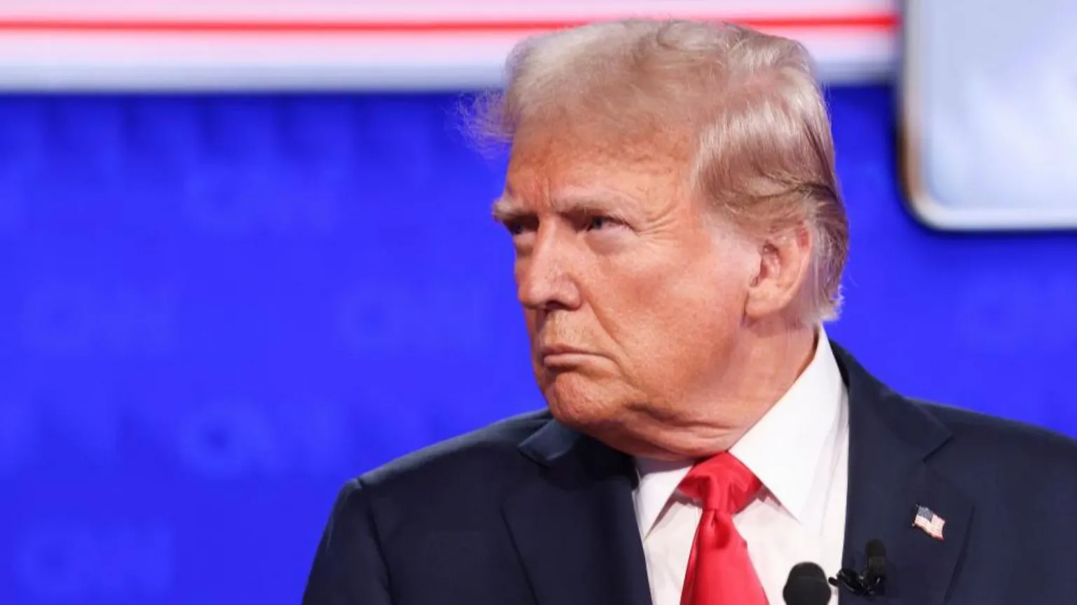 在與拜登的首場辯論中，川普三次被問及是否會接受總統選舉結果，他最終表示如果選舉是公平合法的，他會接受。然而，他繼續聲稱2020年選舉存在欺詐，儘管沒有提供證據。