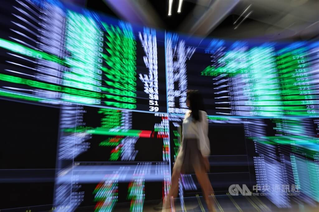 台股崩跌2065點寫史上最慘紀錄　台積電重挫鎖跌停、市場恐慌如疫情再臨

