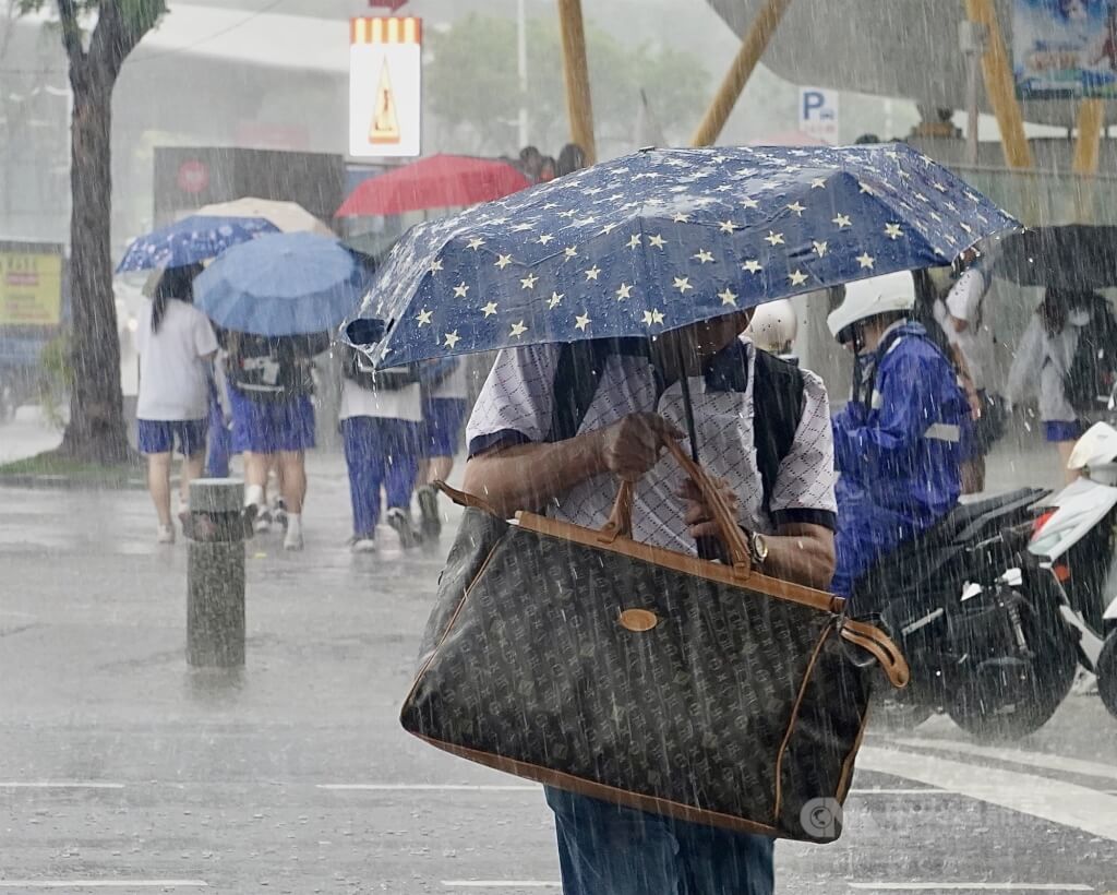 滯留鋒面減弱 今晚雨勢將趨緩 新竹以南及花東山區白天仍防大雨