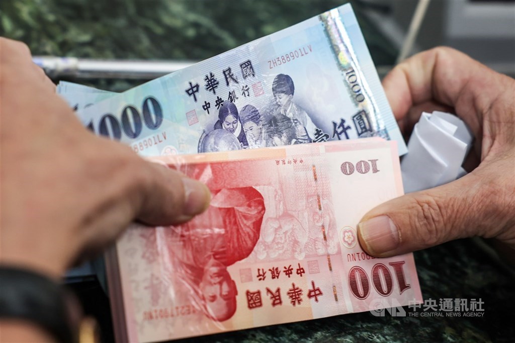【央行出手踩煞車！新台幣盤中飆破三年新高　尾盤急轉收小貶】
