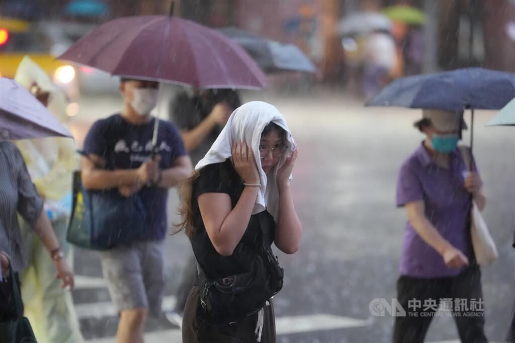 【高空冷心低壓報到 吳德榮示警：午後雷雨恐延續至深夜】
