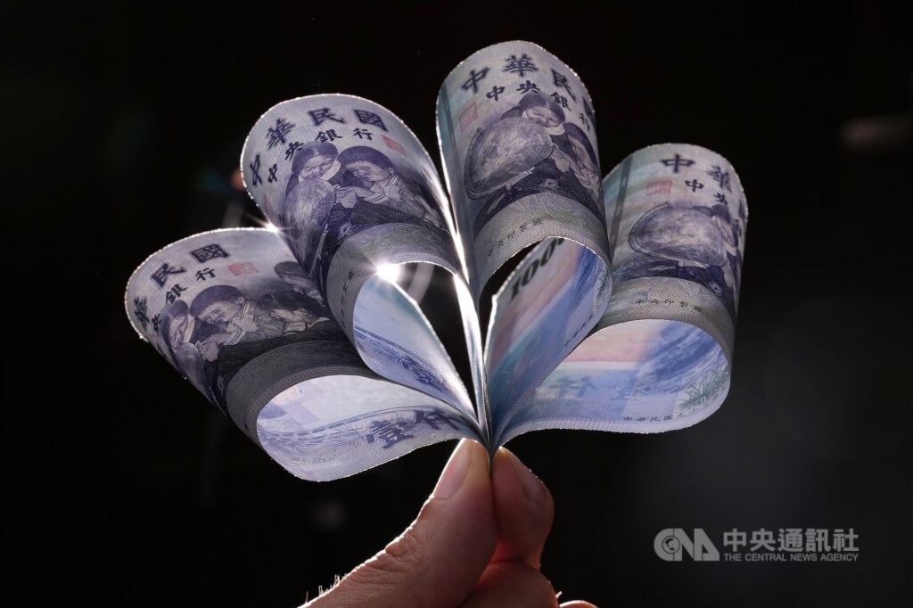 普發現金時程曝光　財長莊翠雲：11月上旬起發放、首批直接入帳